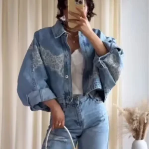 Veste en jean à empiècements de dentelle