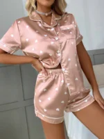 Pyjama pour femme en satin à motif cœurs