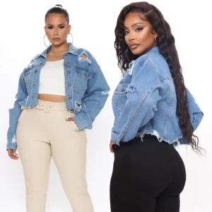 Veste courte en jean délavé et déchiré.
