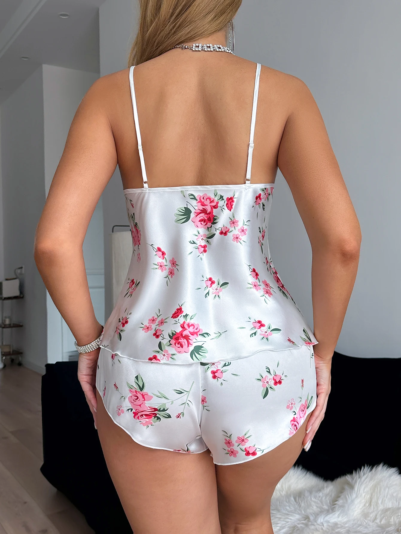 Short et haut dos nu à imprimé et détails en dentelle – Image 3