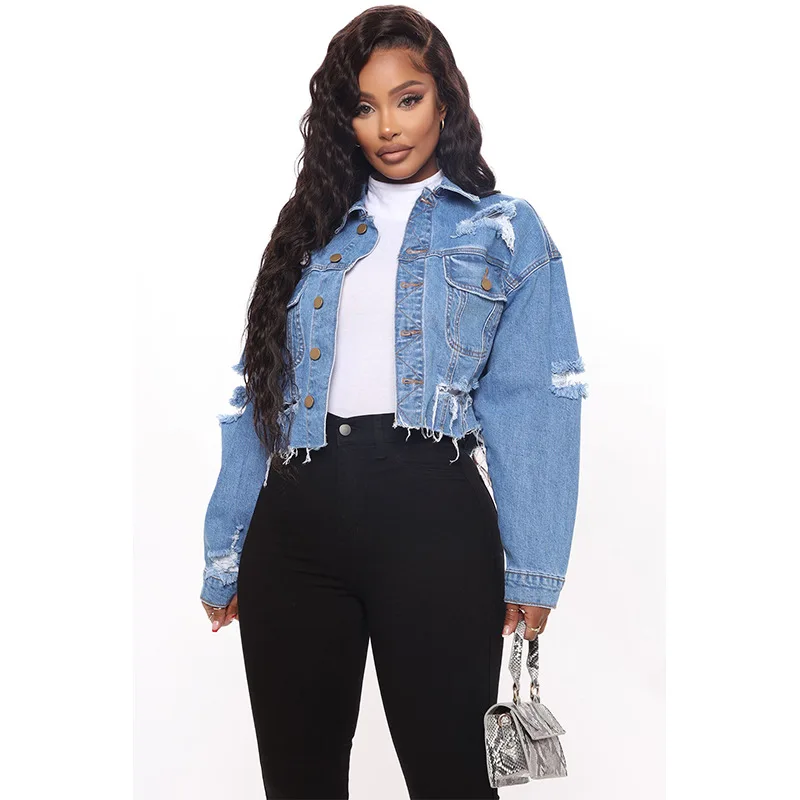 Veste courte en jean délavé et déchiré. – Image 2