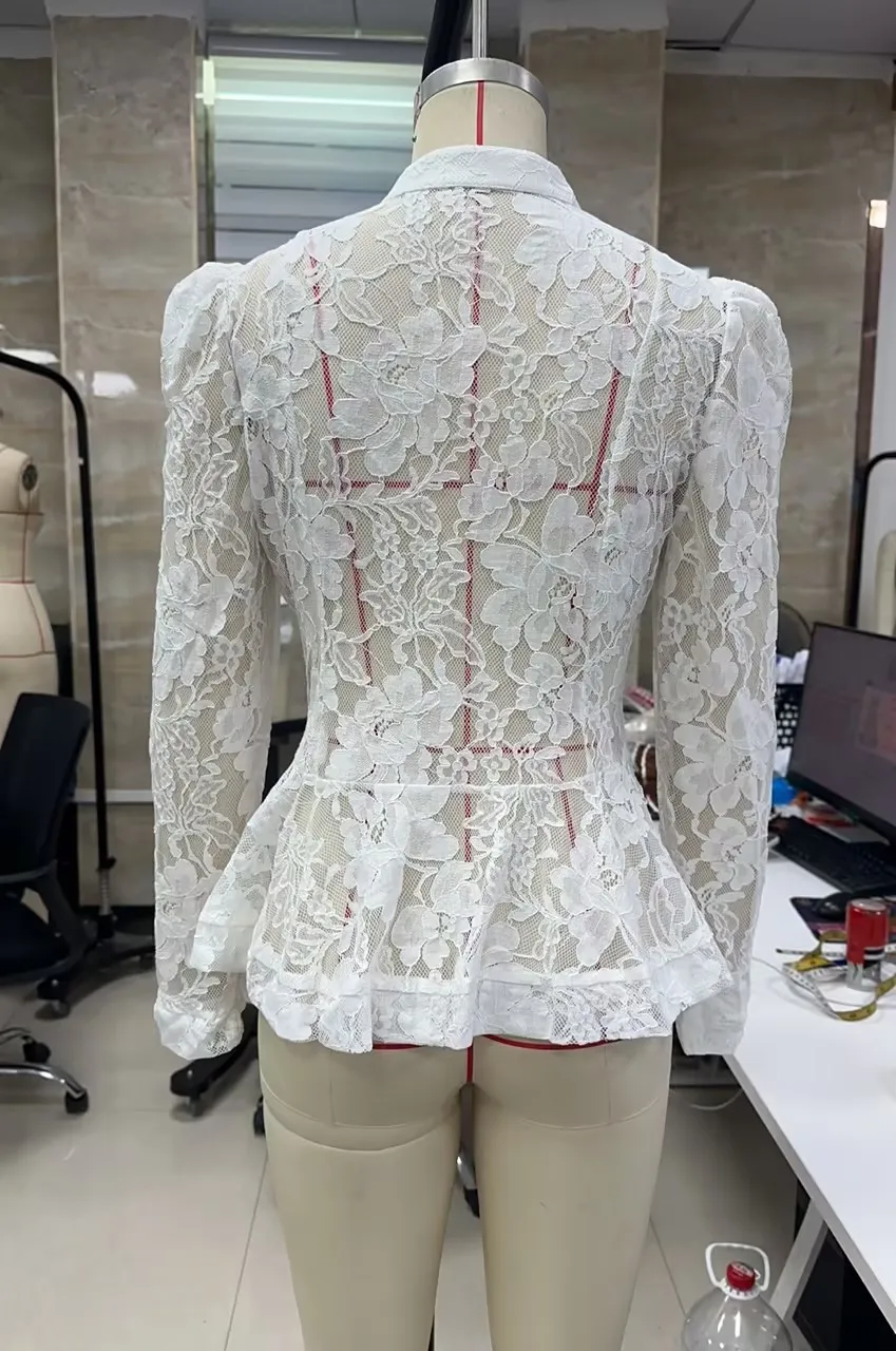 Blouse élégante en dentelle florale transparente – Image 4